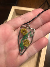 Load image into Gallery viewer, Yellow Flower Necklace
