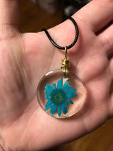 Load image into Gallery viewer, Blue Daisy Flower Necklace
