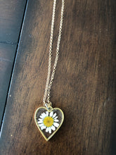 Load image into Gallery viewer, White Daisy Flower Neckalce
